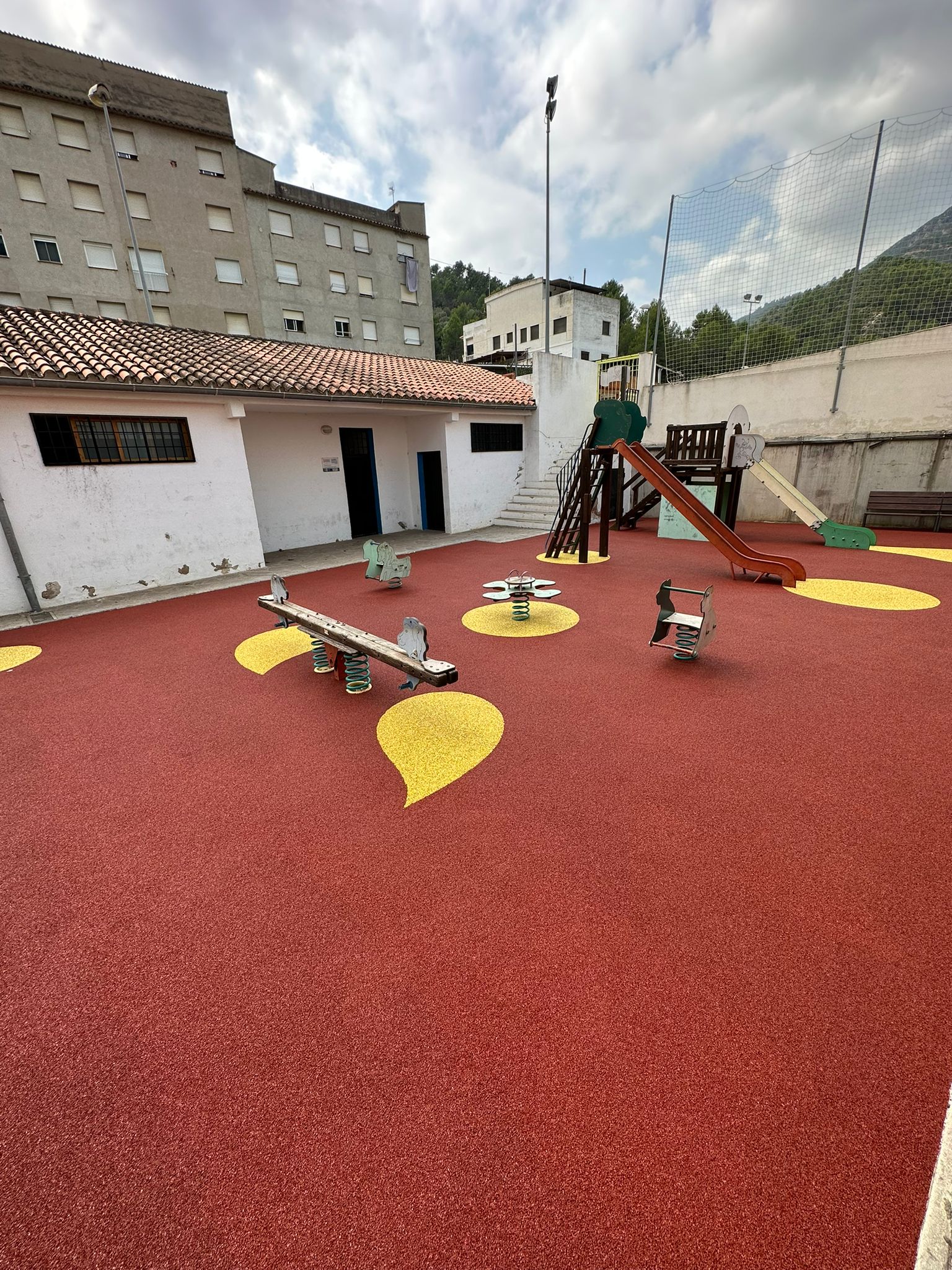 El parque infantil estrena un nuevo pavimento más seguro para las niñas y niños